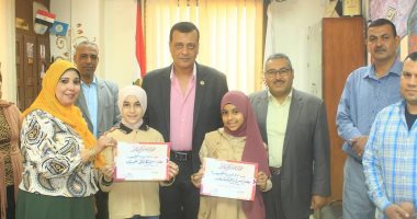 مدير تعليم سوهاج يكرم الطالبتين الحاصلتين على المركز الأول في مسابقة المسرح