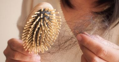 3 أخطاء فى أسلوب حياتك ممكن تسبب تساقط الشعر.. منها تسريحة مشهورة