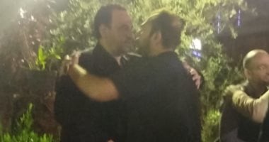 بدء عزاء والد زوجة الفنان هشام إسماعيل.. ومحمد على رزق أول الحاضرين