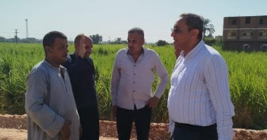 محافظ قنا يتفقد أعمال رصف طريق كمين الألومنيوم لتحسين حركة المرور