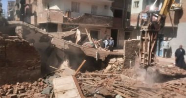 إزالة عقار آيل للسقوط بشارع بمنطقة هندسة الري في منيا القمح بالشرقية
