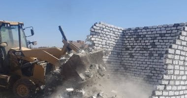 إزالة 10 حالات تعد على الأراض الزراعية بقريتى برخيل وبنى حميل بسوهاج