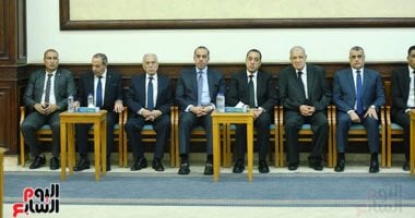 المهندس إبراهيم محلب يتلقى واجب العزاء في شقيقته بمسجد المشير.. صور