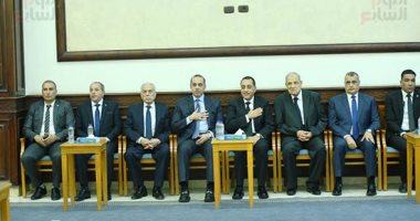 المهندس إبراهيم محلب يتلقى واجب العزاء في شقيقته بمسجد المشير