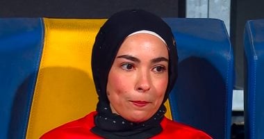 زوجة محمد صلاح تنزل لأرض الملعب خلال الاحتفال بصعود الفراعنة إلى المونديال