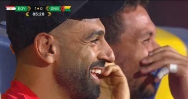 محمد صلاح يرقص مع سعفان الصغير بعد انتهاء مباراة المنتخب وغينيا بيساو.. فيديو