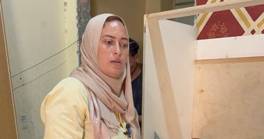 الأسطى داليا تمتهن مهنة الرجال بالدقهلية.. حكاية سيدة تعمل نجارا منذ سنوات.. صنعت سريرا لصغيرها وكان سبب دخولها المجال.. بدأت بمسمار وشاكوش لتصبح صاحبة ورشة.. تشجيع زوجها ووقوف أبنائها دوافع استمرارها.. صور