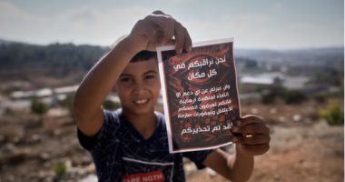 نراقبكم فى كل مكان.. مسيرات تلقى منشورات على الفلسطينيين خارج سجن عوفر