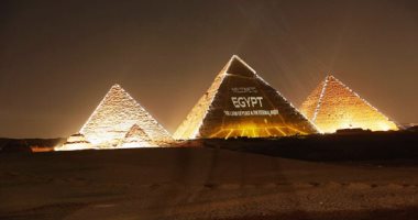 لقطات ساحرة.. الأهرامات تحتفى بقمة شرم الشيخ للسلام