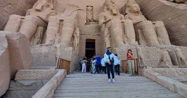 مدينة أبوسمبل تتزين للاحتفال بـ تعامد الشمس.. محافظ أسوان يوجه بتزيين المدينة السياحية لاستضافة الأفواج.. والظاهرة تحدث مع شروق شمس 22 أكتوبر على وجه رمسيس الثانى.. والرعاية الصحية تعلن تقديم الدعم الطبى.. صور