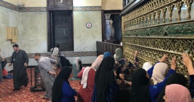 اتينا رحابك ياشيخ العرب.. مريدى سيدى أحمد البدوى يحتفلون بمولده فى طنطا.. حلقات ذكر وقراءة القرآن حول مقصورة المقام والتقاط الصور للآثر الشريف لقدم سيدنا النبى.. والطرق الصوفية تقيم حلقات ذكر وتطعم الزوار