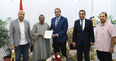 محافظ قنا يسلم عقود تقنين جديدة لواضعى اليد