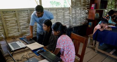 التعليم فوق مياه الفيضان.. القوارب تتحول لفصول دراسية فى بنجلاديش