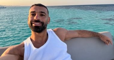 محمد صلاح يستجم على البحر بعد التأهل لكأس العالم.. صور
