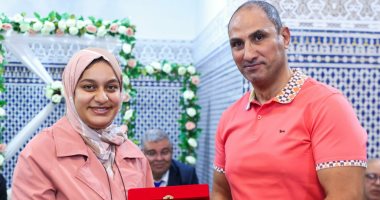 ياسر لبيب يهدى درع الأهلى لجهة "الدار البيضاء سطات" على هامش بطولة أفريقيا لليد