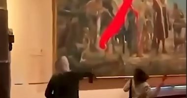 نشطاء المناخ يشوهون لوحة كريستوفر كولومبوس فى ذكرى وصوله إلى الأمريكتين