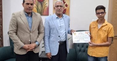 وكيل تعليم الإسماعيلية يكرم طالبا بالصف الأول الثانوى أنهى مراحل المنصة اليابانية