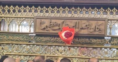 كل الناس دى جايين للسيد البدوى.. ورود على باب الضريح من المريدين والزوار