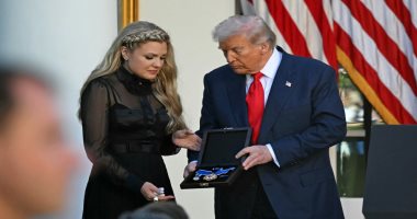 بكاء فى البيت الأبيض.. لحظات مؤثرة لأرملة تشارلى كيرك بعد تسلمها وسام الحرية.. فيديو