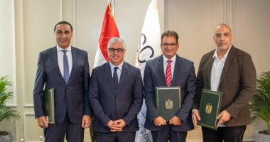 توقيع عقد شركة "انفينيتي فابريك" لتصنيع الخيوط والمنسوجات بالمنطقة الصناعية بالسخنة