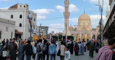 الليلة الختامية للمولد بطنطا.. ورد على باب ضريح مسجد العارف بالله السيد أحمد البدوى بمحافظة الغربية.. وانتشار بيع الربابة ورسم الحنة للزوار والمريدين.. فيديو وصور