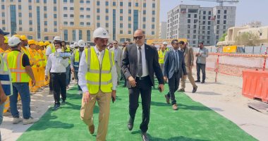 وزير العمل يزور موقع عمل شركة المقاولون العرب فى قطر ويلتقي العمال