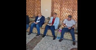 محافظ الجيزة يجرى حوارا مفتوحا مع مواطنى الواحات البحرية.. فيديو