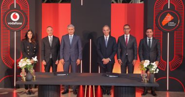 جانب من التوقيع 