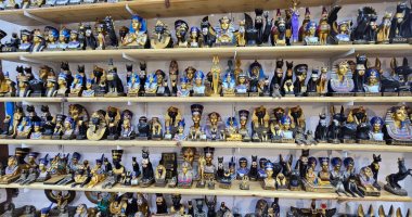 تحف فنية بديعة على كل شكل ولون.. هدايا لسياح العالم فى غرب الأقصر (صور)