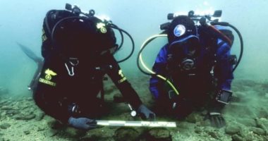 اكتشاف قطع أثرية من العصر البرونزى فى قرية تحت الماء بإيطاليا