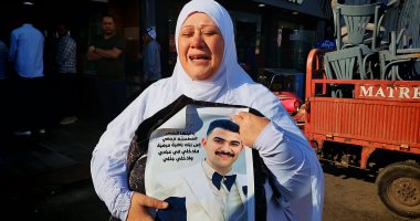 قلبى بيتقطع على ابنى.. أم ضحية بورسعيد تزور موقع قتل ابنها بالملابس البيضاء