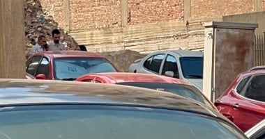سوزى الأردنية تصل المحكمة الاقتصادية بالحجاب والكمامة.. صور