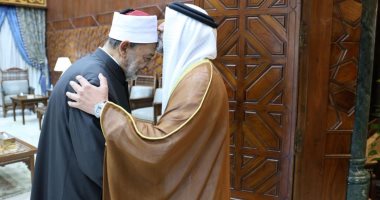 بقبلة على جبينه.. شيخ الأزهر يستقبل السَّفير الإماراتي الجديد لدى القاهرة