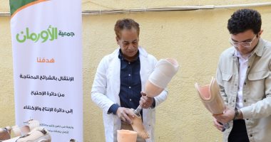 تسليم أجهزة تعويضية وكراسى متحركة للمرضى غير القادرين بأسوان