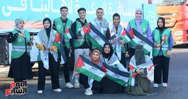 متطوعو التحالف الوطنى يرفعون أعلام مصر وفلسطين خلال انطلاق قافلة دعم غزة