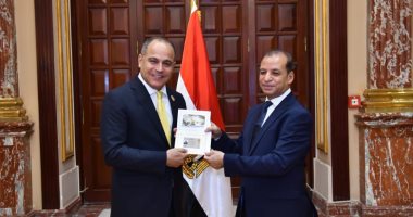المستشار القانونى للقائمة الوطنية عن حزب الجبهة يتسلم كارنيه عضوية مجلس الشيوخ
