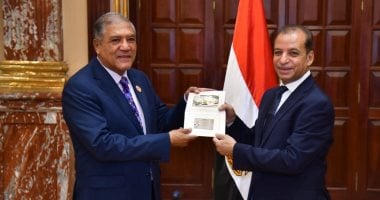 عفت السادات بعد تسلّمه كارنيه عضوية الشيوخ: حان الوقت ليشعر المواطن بثمار الإصلاح الاقتصادى