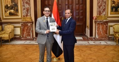 مهاب مجاهد يتسلم كارنيه عضوية مجلس الشيوخ استعدادًا لانعقاد الجلسة الافتتاحية