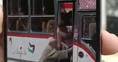 فيديو.. تفاصيل القبض على متسببى سقوط مسن حاول ركوب ميكروباص بالمنصورة