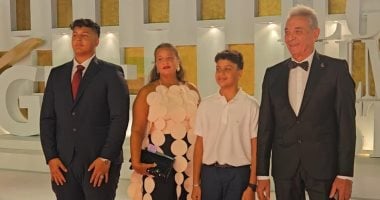 محمود حميدة وابنته وحفيده وحسين فهمى وزوجته فى افتتاح مهرجان الجونة