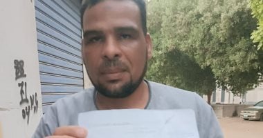شاب يستقبل 700 ألف جنيه بالخطأ ويعيدها لصاحبها بقنا.. فيديو