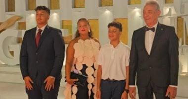 محمود حميدة وابنته وأحفاده وحسين فهمي وزوجته في مهرجان الجونة.. فيديو