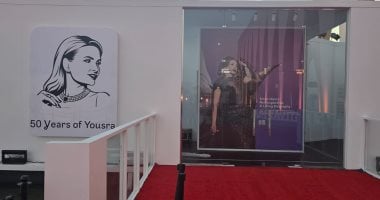 تجهيزات معرض صور يسرا قبل الاحتفاء بها فى مهرجان الجونة السينمائى