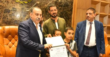 محافظ أسيوط يكرم مواطنا ساهم فى إنقاذ أطفال "تروسيكل منقباد" من الغرق