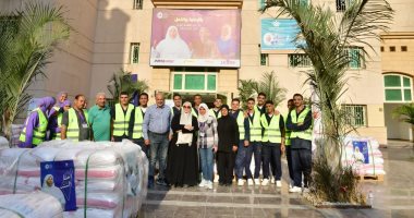 كبار السن ومرضى الزهايمر يشاركون متطوعين فى تجهيز قوافل الإغاثة لدعم غزة