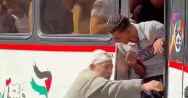 قصة عم فوزى صاحب واقعة السقوط من أتوبيس الدقهلية.. مباشر