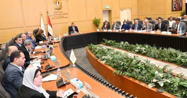 وزير الإسكان يعقد اجتماعا لمتابعة المشروعات السكنية بعددٍ من المدن والمحافظات