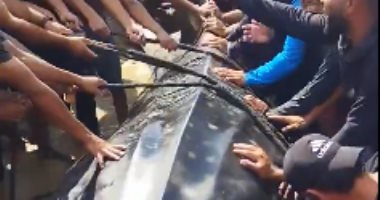 أهالى غزة يصطادون سمكة بطول 10 أمتار ووزن 2 طن على شاطئ خان يونس.. فيديو