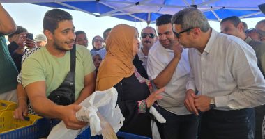 محافظ السويس يتفقد معرض بيع الأسماك بمنطقة الخور وسط إقبال كبير من الأهالى