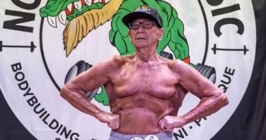 أمريكى عمره 100 عام يرفع أثقالا استعدادا لمنافسة بكمال الأجسام.. فيديو وصور